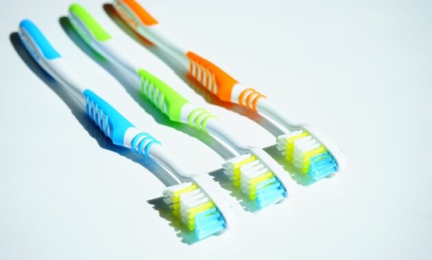 Cara merawat dan membersihkan sikat gigi dengan benar